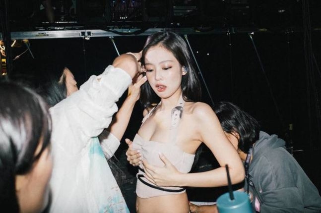 Blackpink Jennie Finger Cursing + Breast Touching