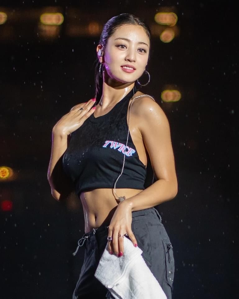 Unwhitewashed pictures of kpop idols?