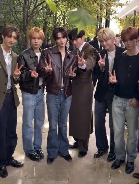 K-Netizens React to BTS’s V Standing Next to TWS Members at Celine